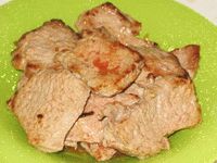 кусочки мяса обжарены с двух сторон